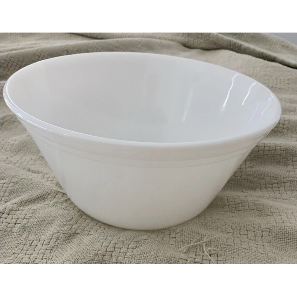 Vtg FIRE KING Oven Ware White MILK GLASS Mixing Bowl 8.5” Round 4” Tall